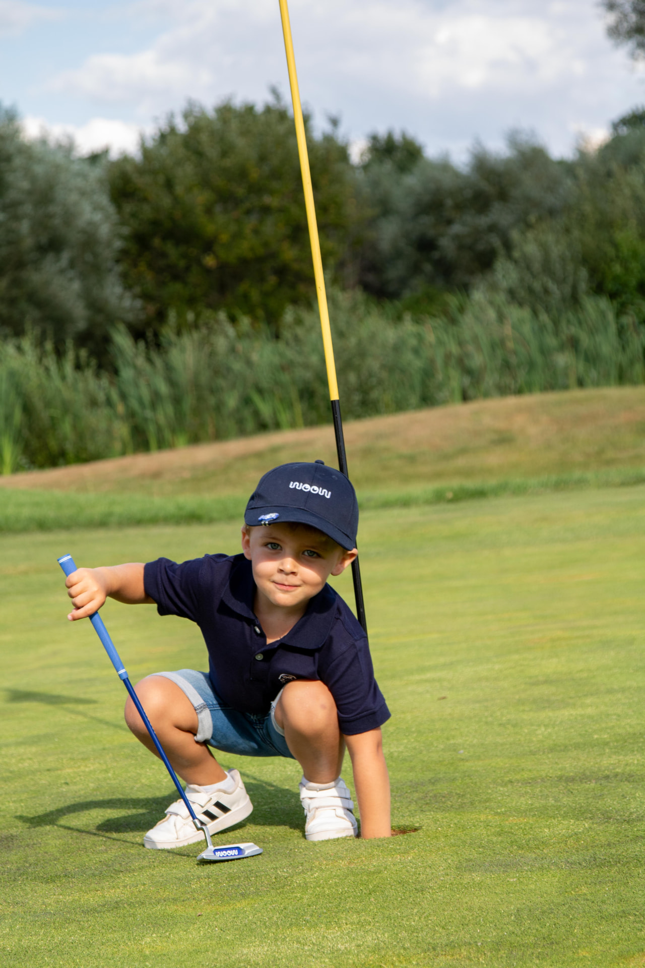 Young child lining up a putt with a WOOW putter